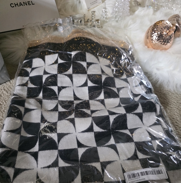 Large geometric pattern cozy winter scarf - Picture 6 of 9